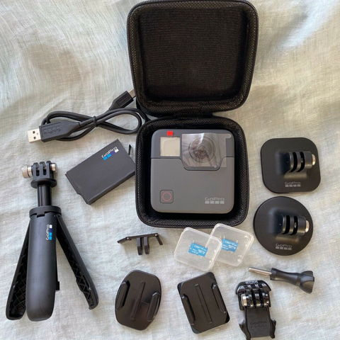 GoPro Fusion 360° 5.2K Action Camera + Genuine GoPro Mini Tripod 2x64 GB SD Card